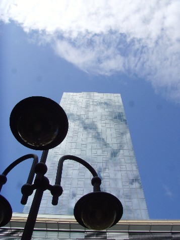 wolkenkrabber met blauwe lucht